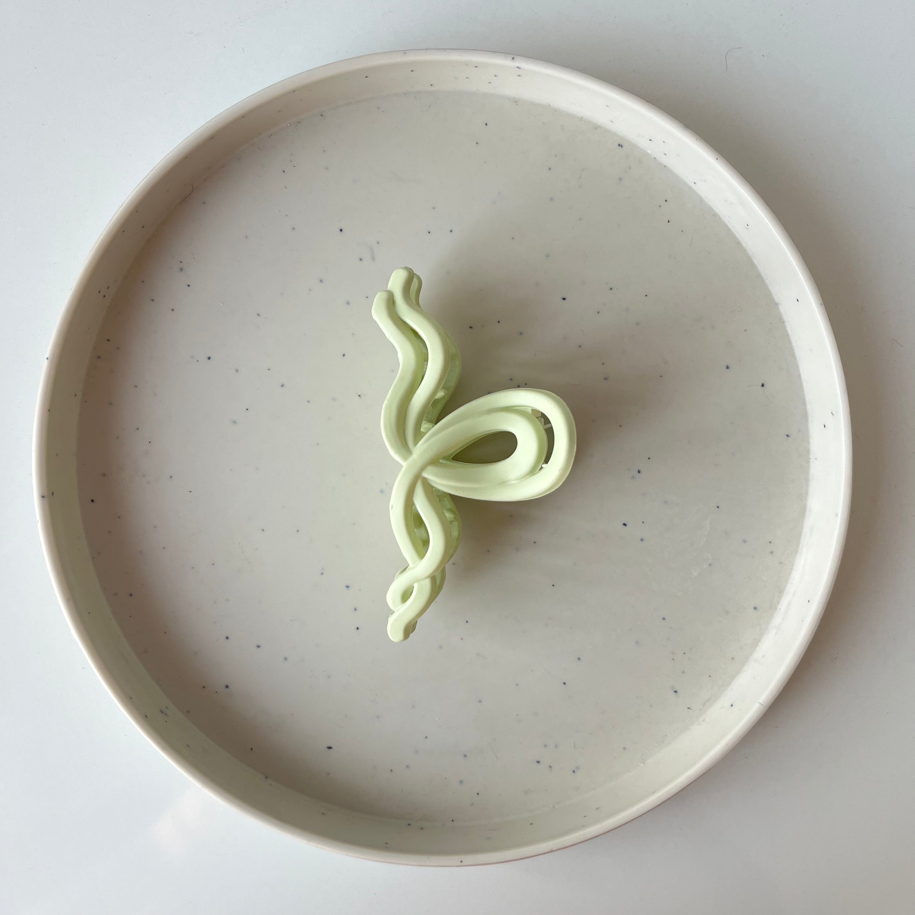 Matte Wave Bow – Medium Hair Claw